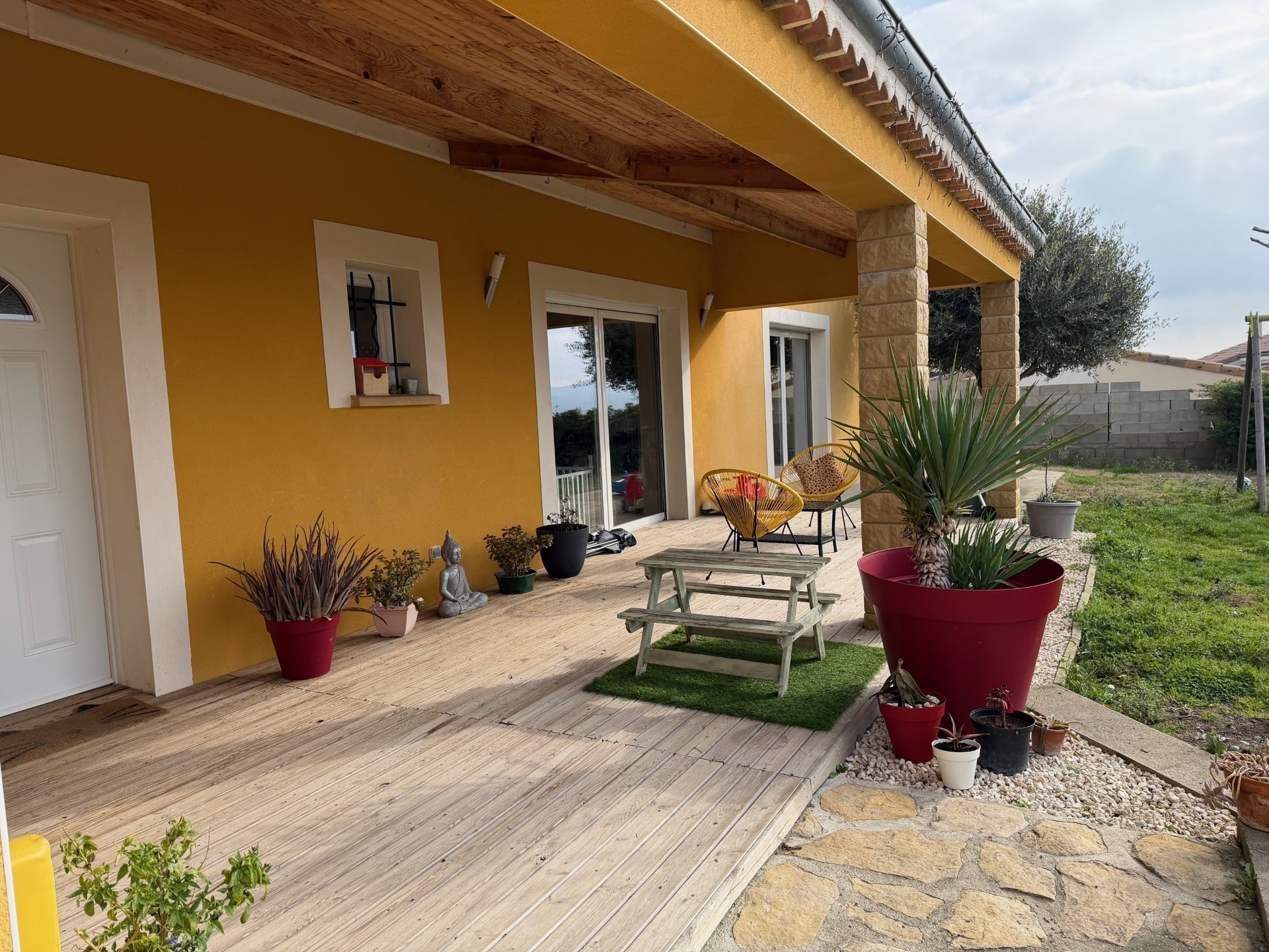 Jolie maison de plain-pied avec 4 chambres, piscine, garage