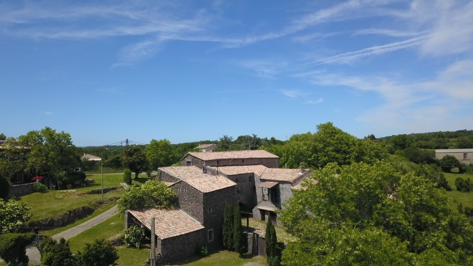Ancienne ferme en pierre avec dépendances sur plus de 7400 m