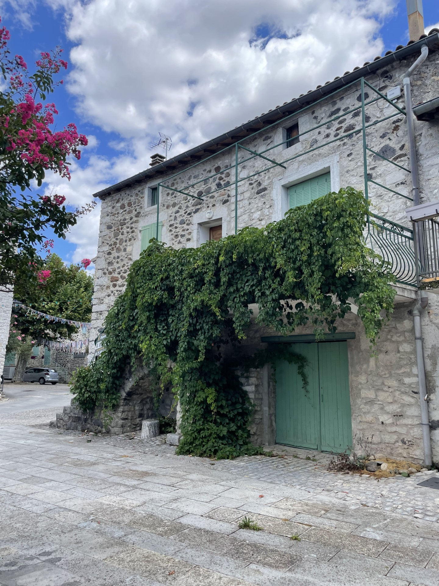 Maison de ville avec balcon, cave et garage LAVILLEDIEU