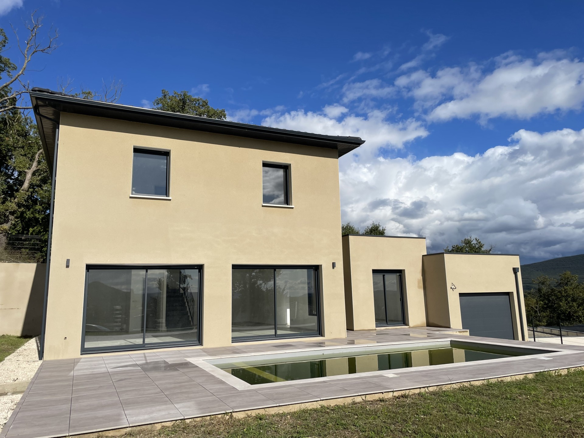 Villa contemporaine récente avec piscine sur environ 738 m2