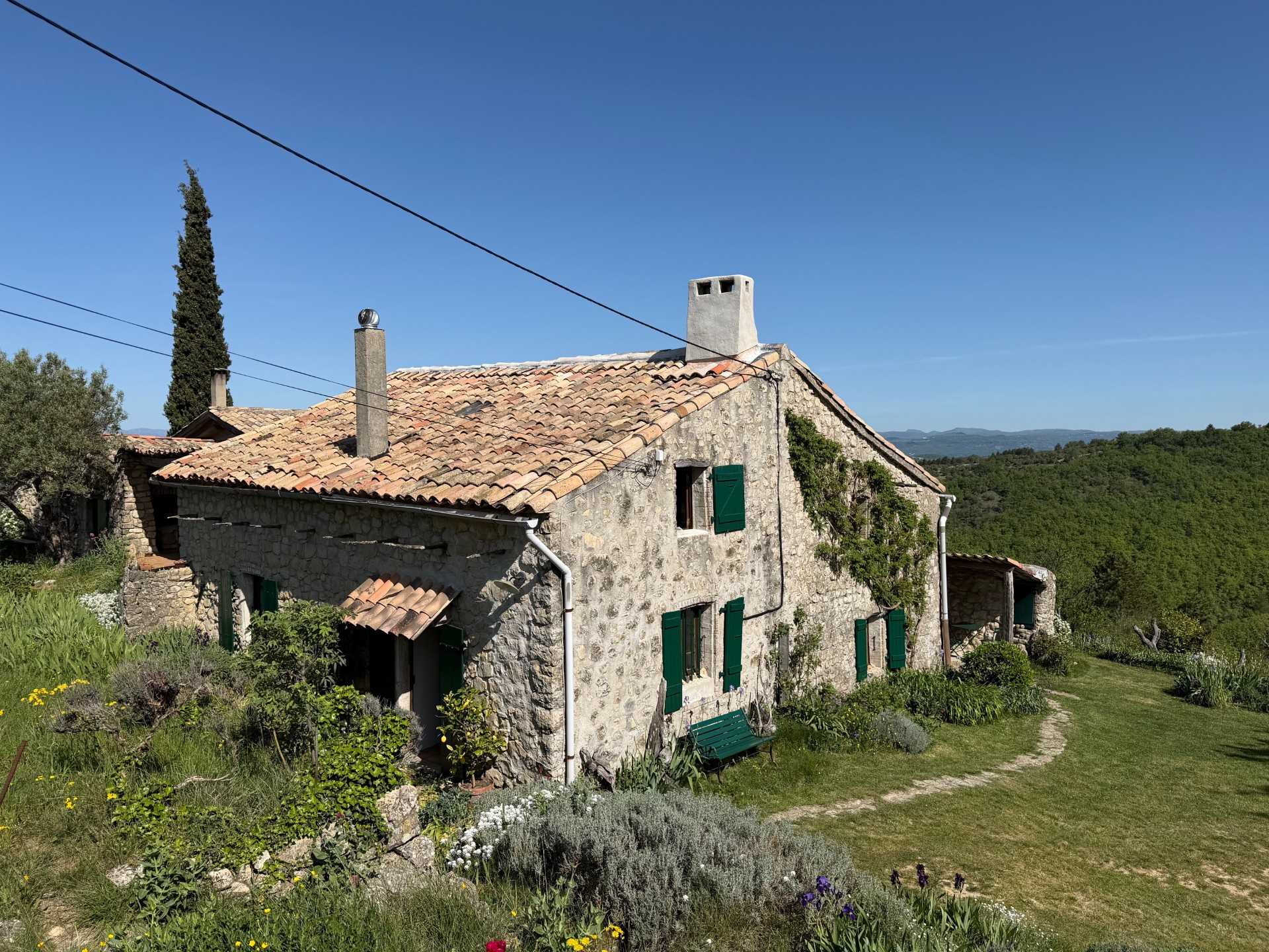 Anccienne ferme Ardèchoise sur plus de 6 hectares de terrain